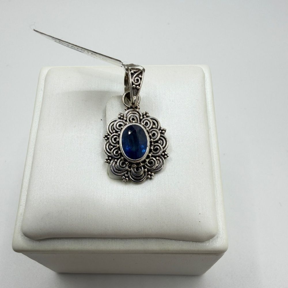 NWT 5.5x7.5mm oval cut KYANITE pendant in solid‎ Bali sterling silver!